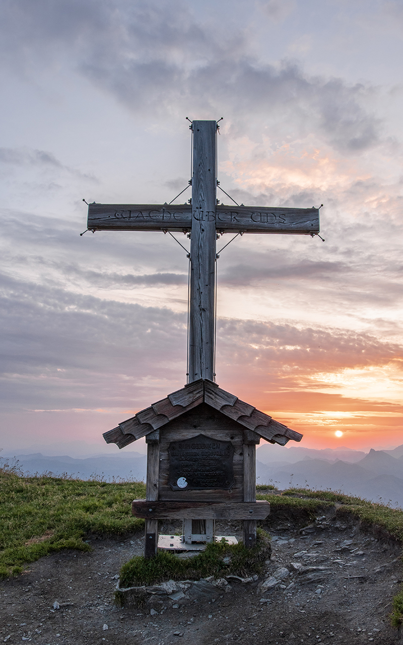 Gipfelkreuz am Gamskarkogel Sonnenaufgang
