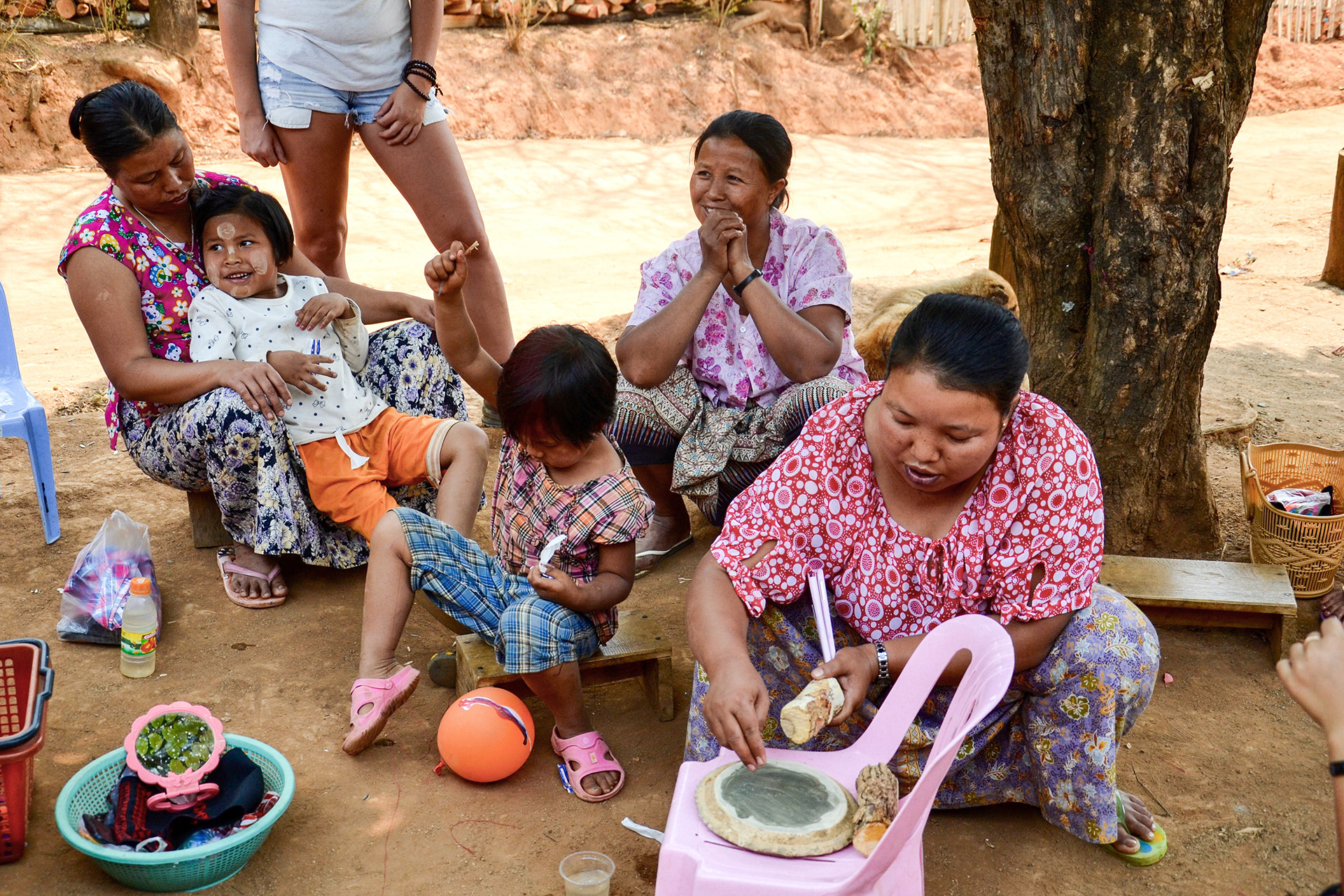 Dorfbewohner Thanaka Paste Herstellung