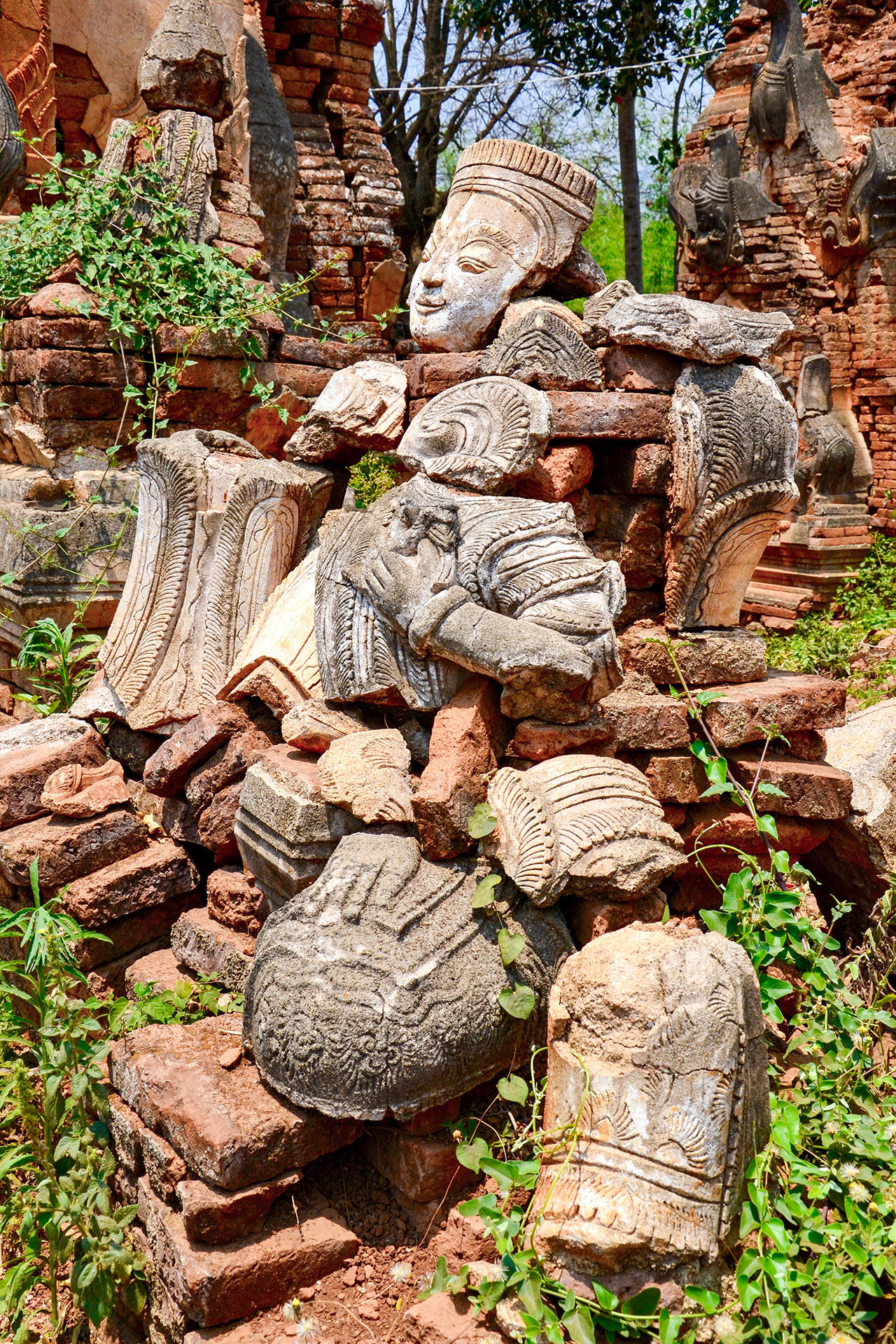 Nyaung Oak verfallene Skulpturen