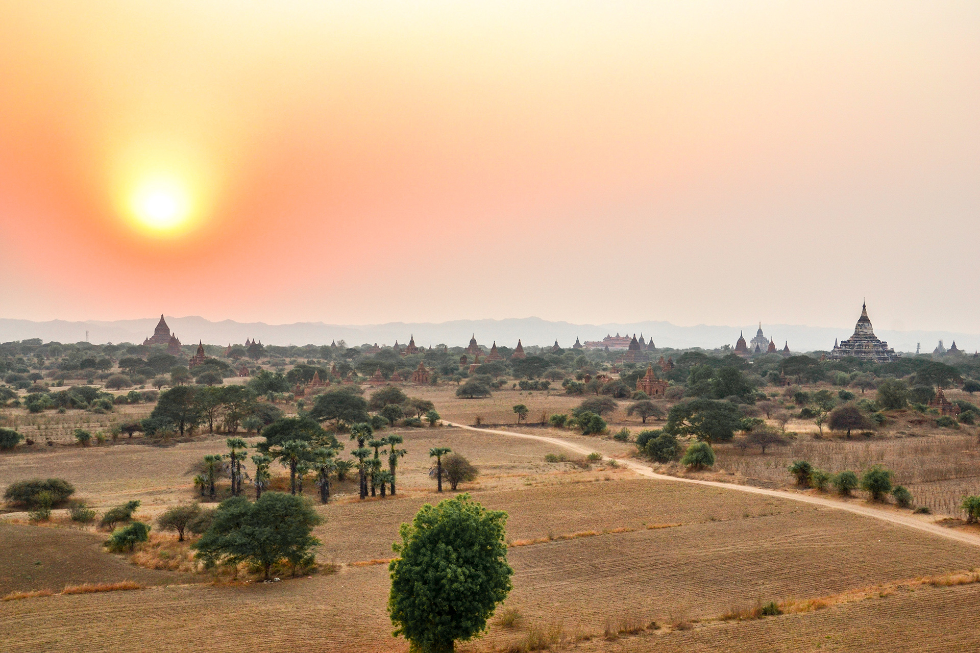 Sonne-über-Bagan