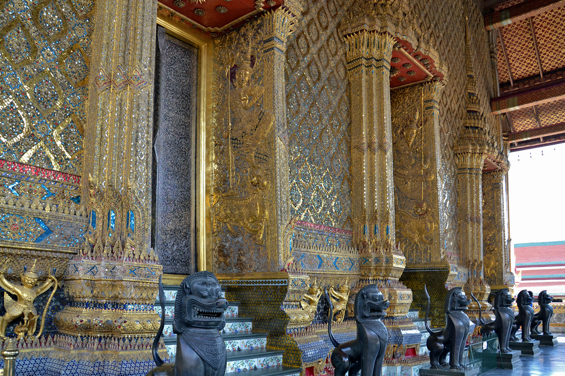 Wat Phra Kaeo Gold an der Fassade